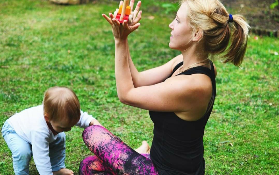 Mama Baby Yoga Kurs im Freien